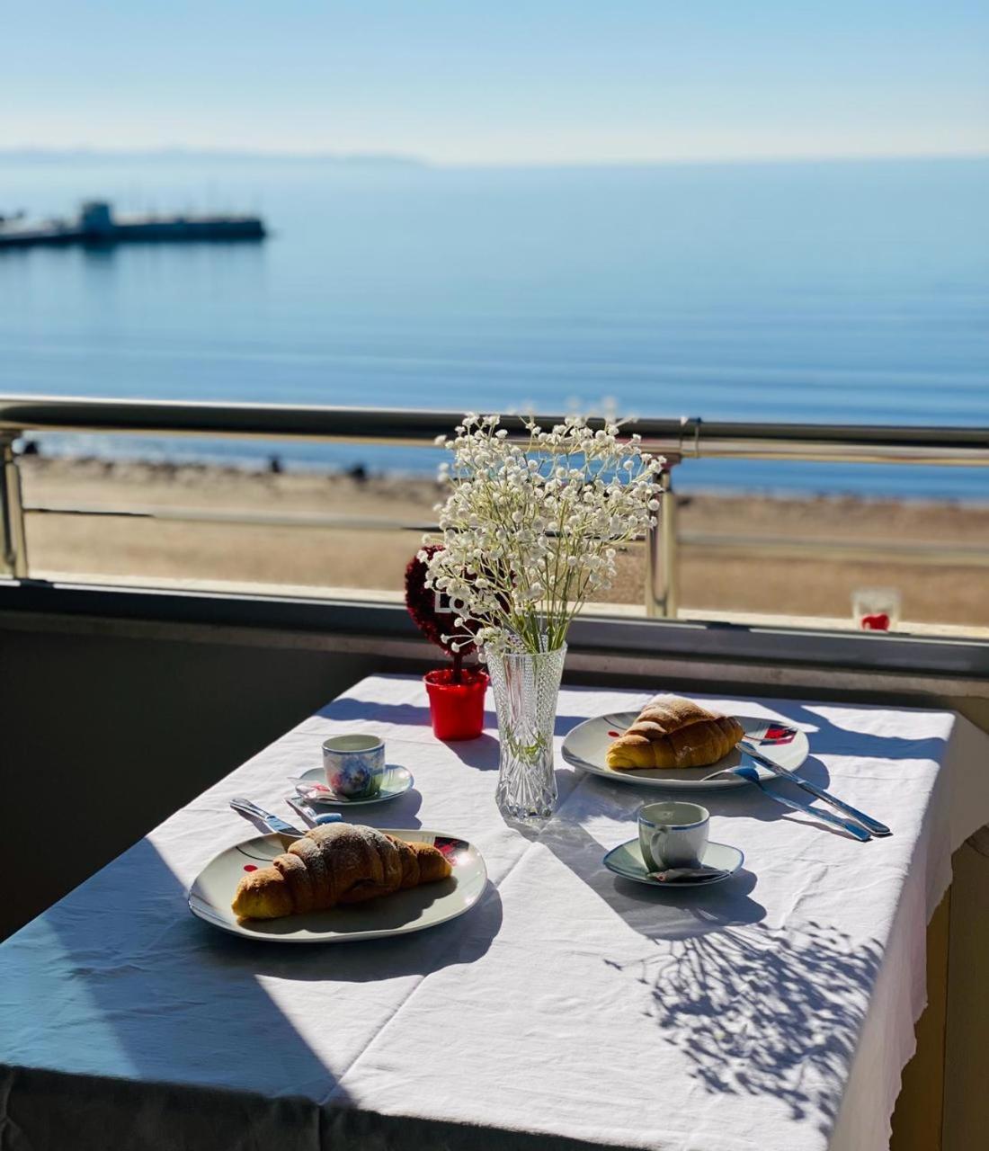 Cozy Beachfront Room Дуррес Екстер'єр фото